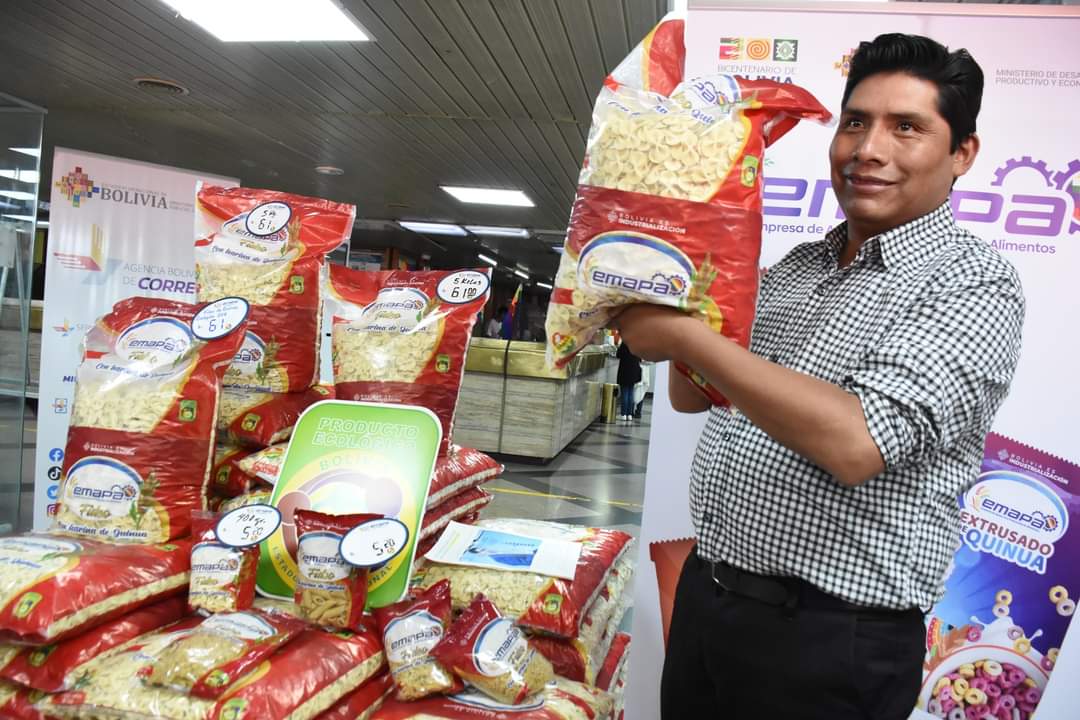 EMAPA lanza a la venta el primer fideo ecológico en Bolivia, hecho con harina de quinua.
