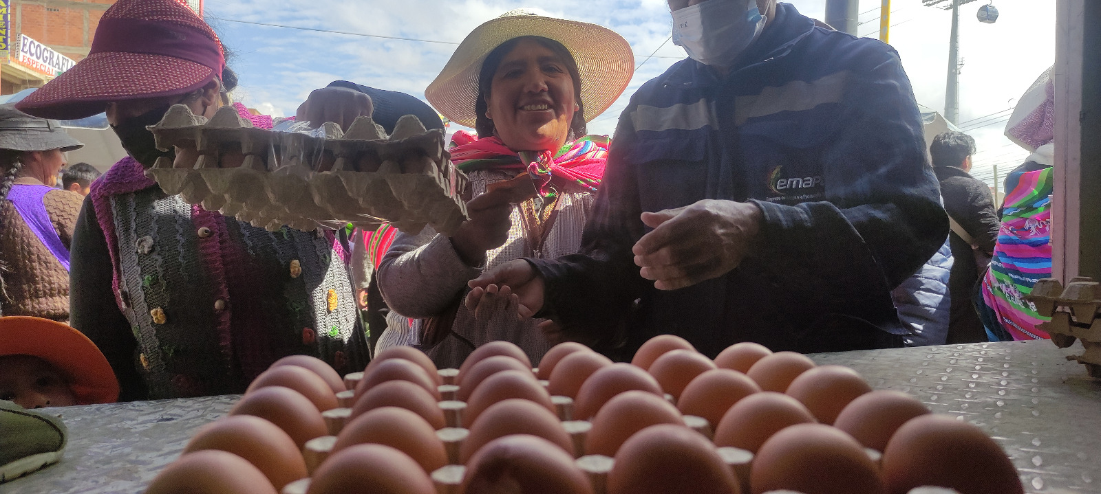 Feria móvil de EMAPA comercializa maple de huevo en la ciudad de El Alto.*