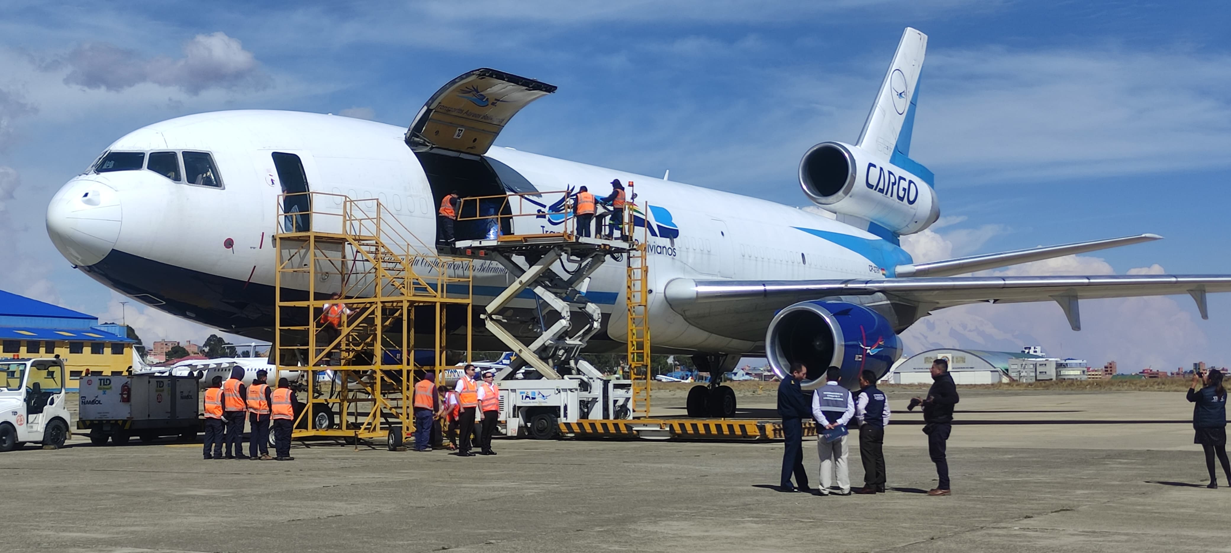 Puente aéreo abastece de pollo a La Paz ante bloqueos