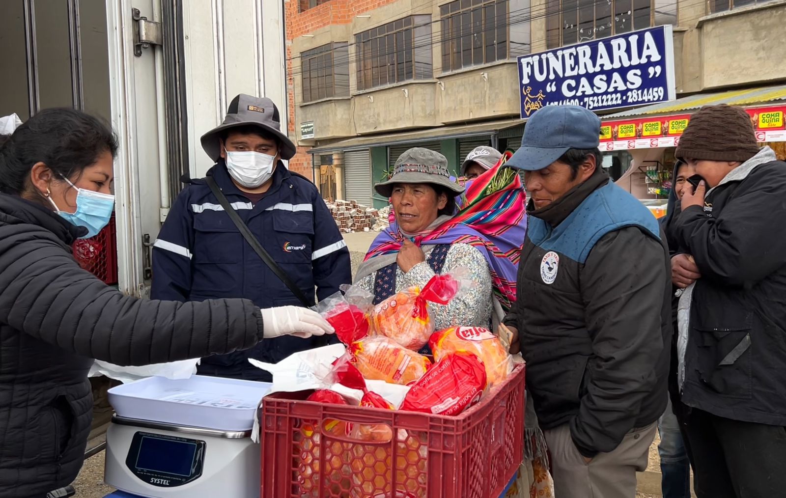 9 puentes aéreos garantizan el abastecimiento de pollo en La Paz y El Alto.