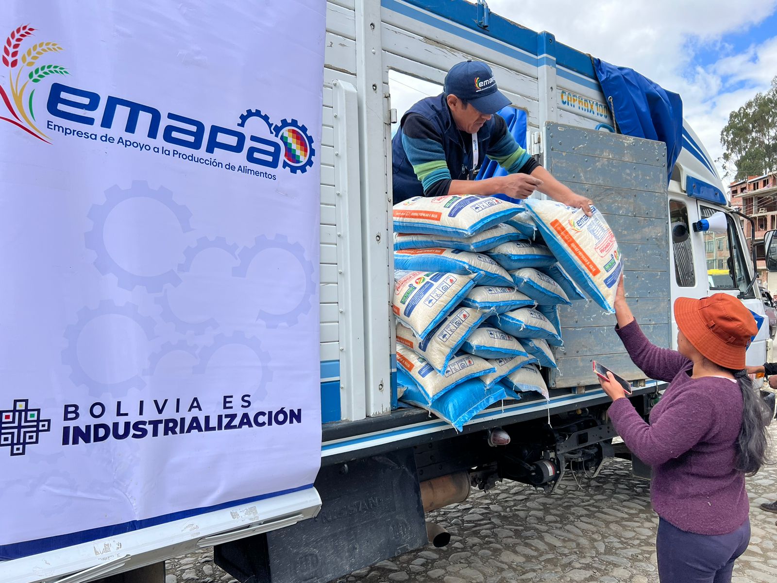 EMAPA implementa venta directa de arroz en barrios de La Paz para frenar la especulación y la reventa